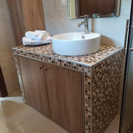 Case de vacanță Renovated 300m From The Sea